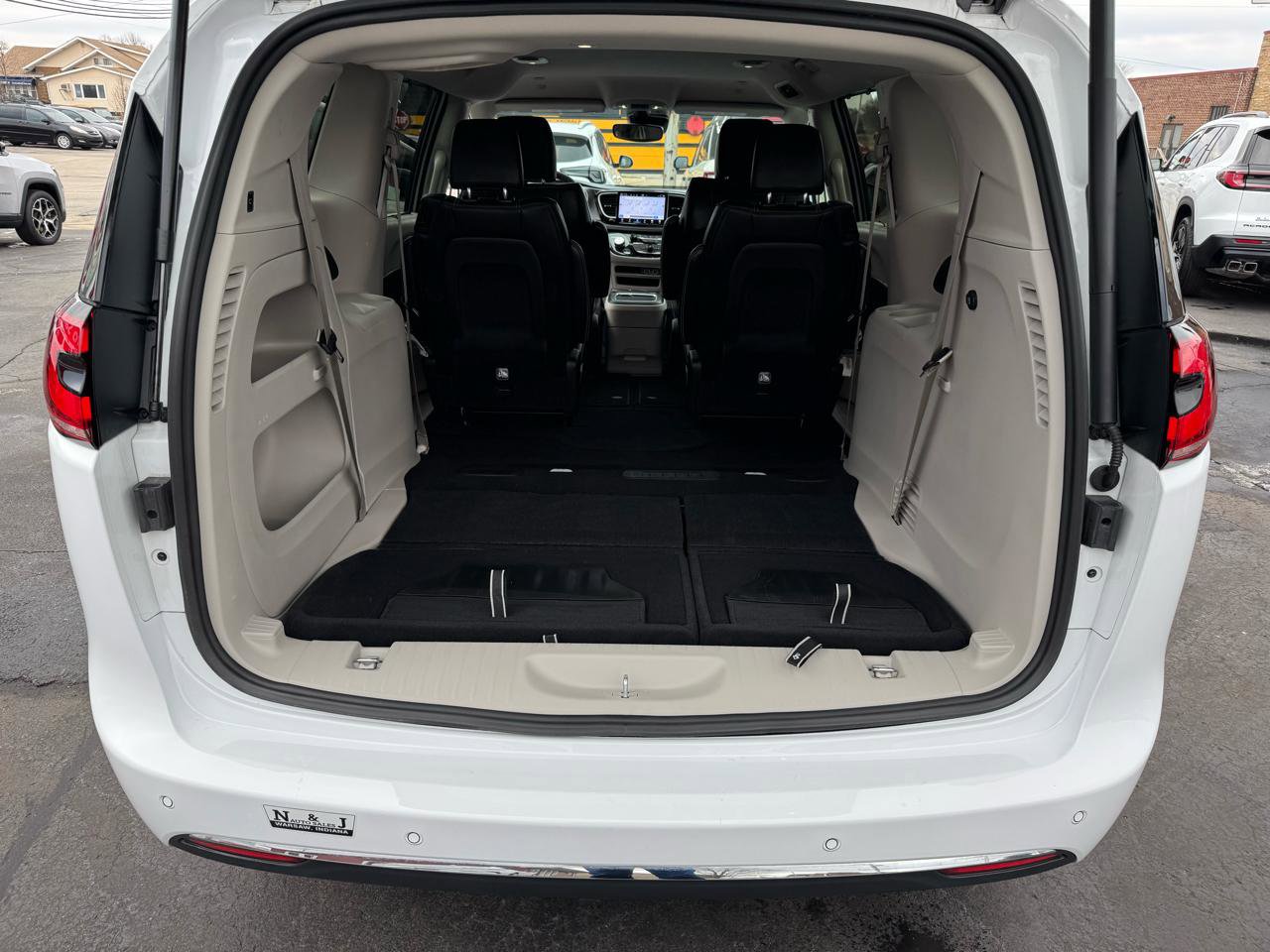 Used 2024 Chrysler Pacifica Touring-L image 34