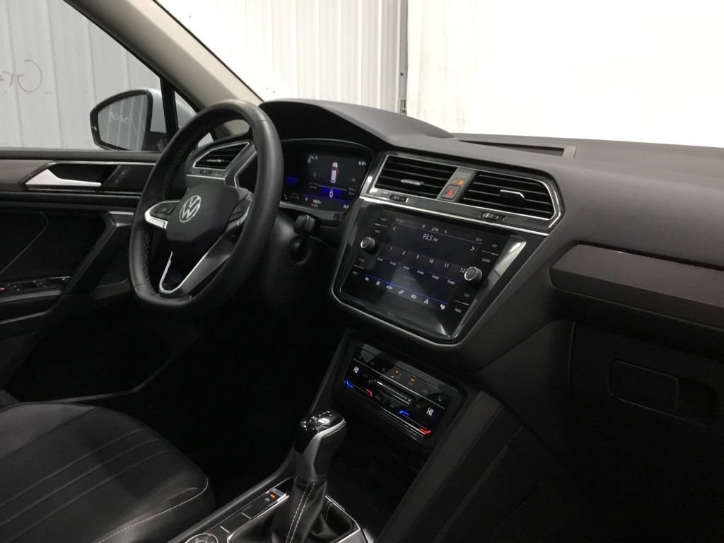 Used 2022 Volkswagen Tiguan SE w/ Panoramic Sunroof Package image 26