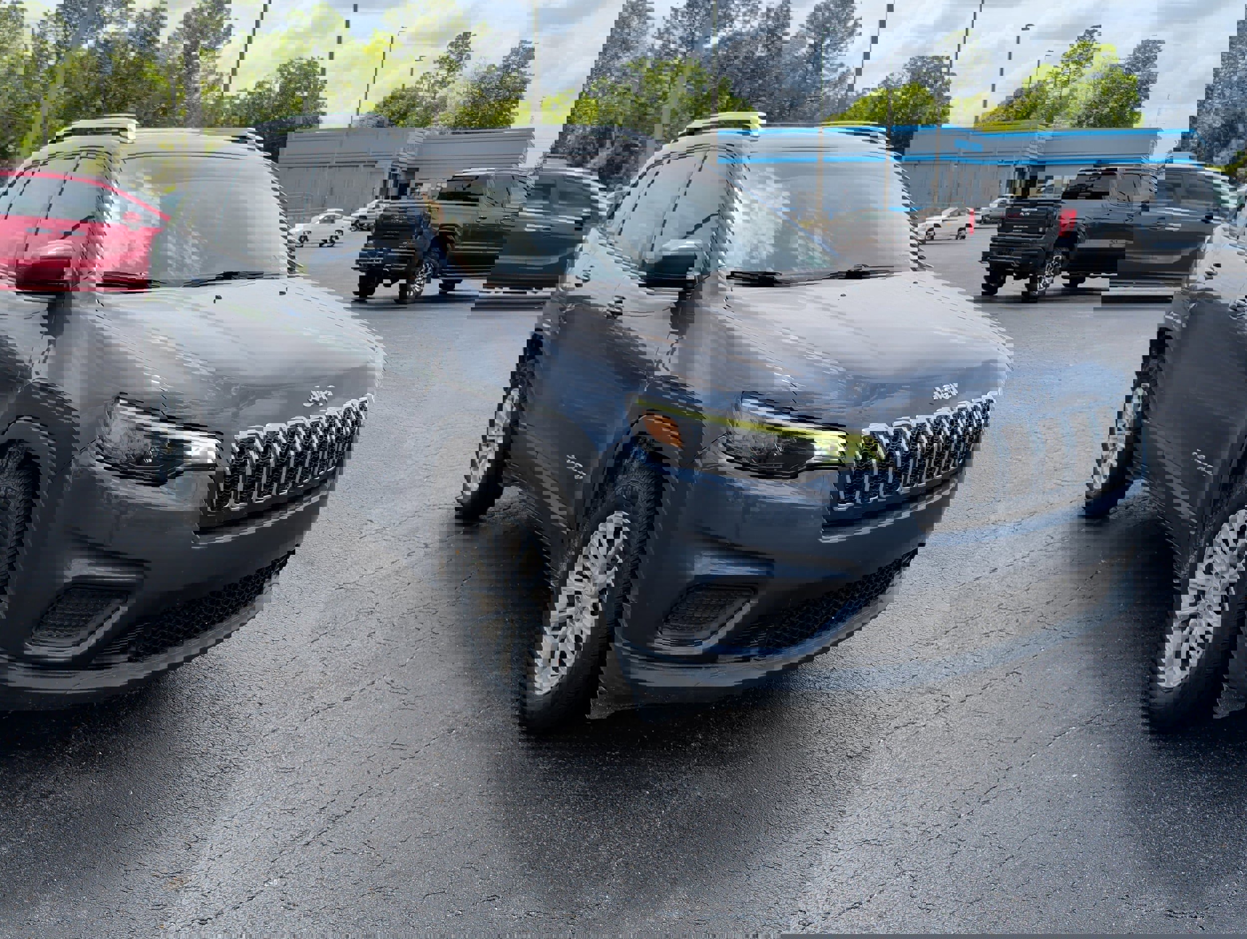 Used 2020 Jeep Cherokee Latitude image 2