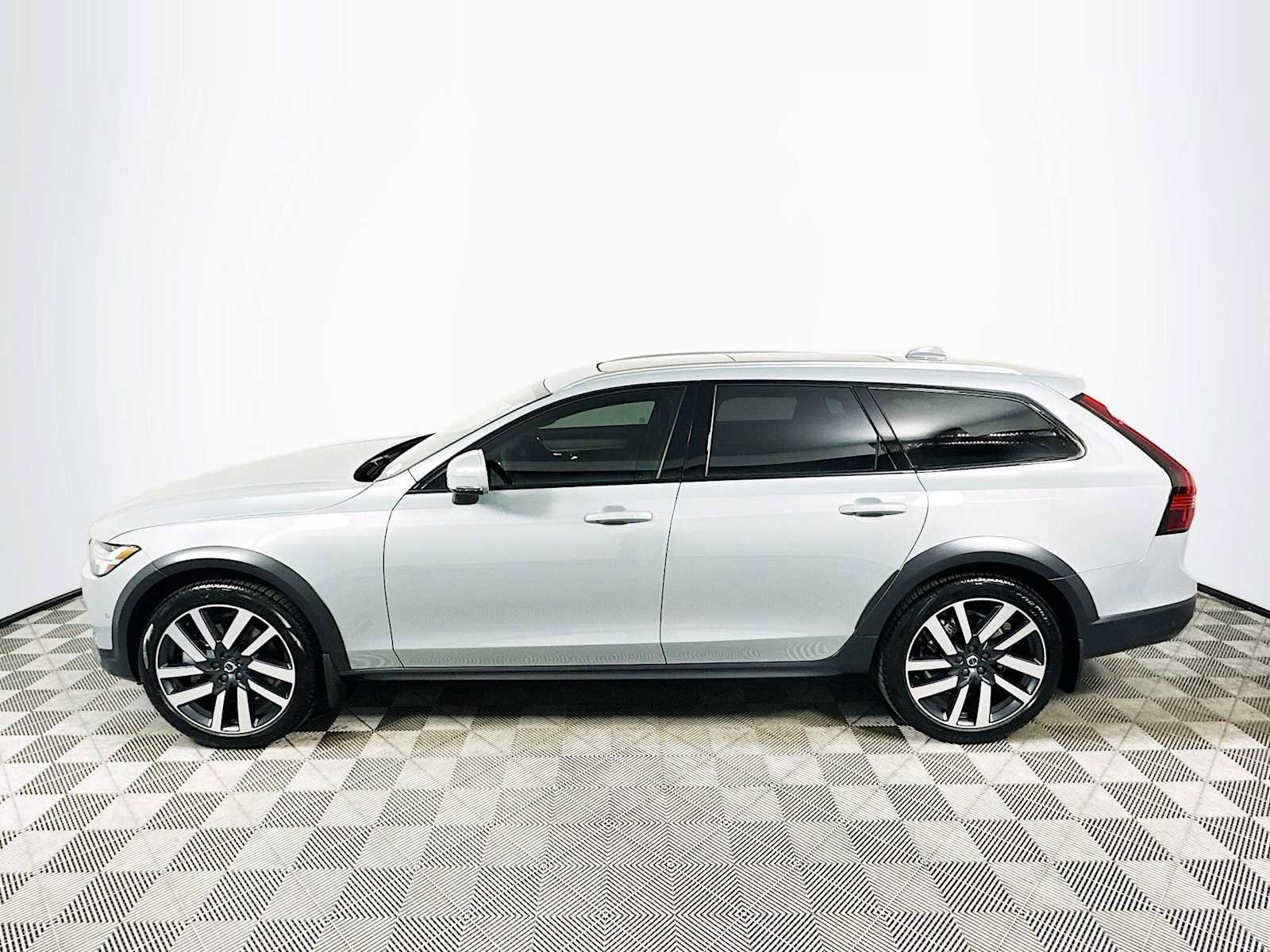 Used 2025 Volvo V90 B6 Cross Country Ultra w/ Climate Package image 4