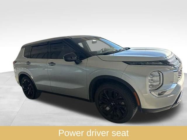 Used 2022 Mitsubishi Outlander SE image 2