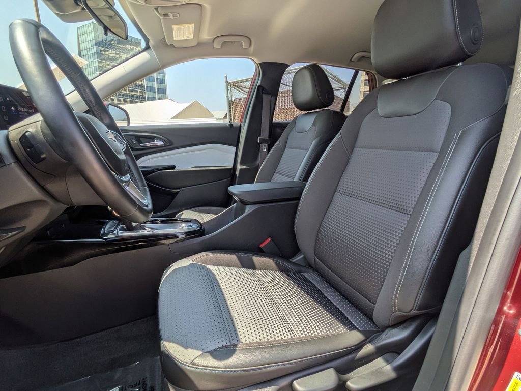 Used 2025 Chevrolet Trax LT w/ LT Convenience Package FWD image 22
