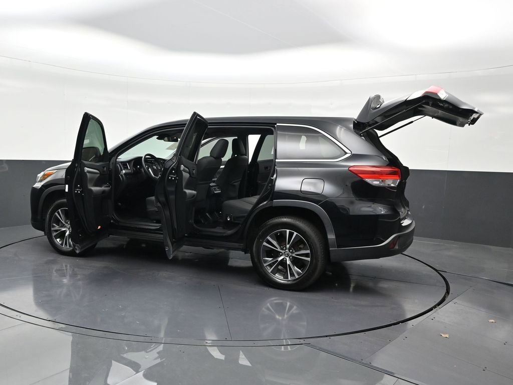 Used 2018 Toyota Highlander LE image 35