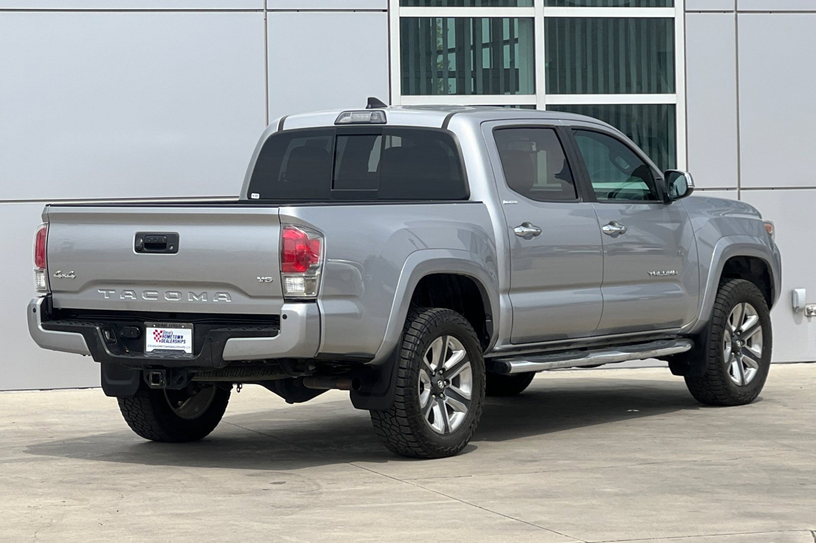 Used 2018 Toyota Tacoma Limited image 4