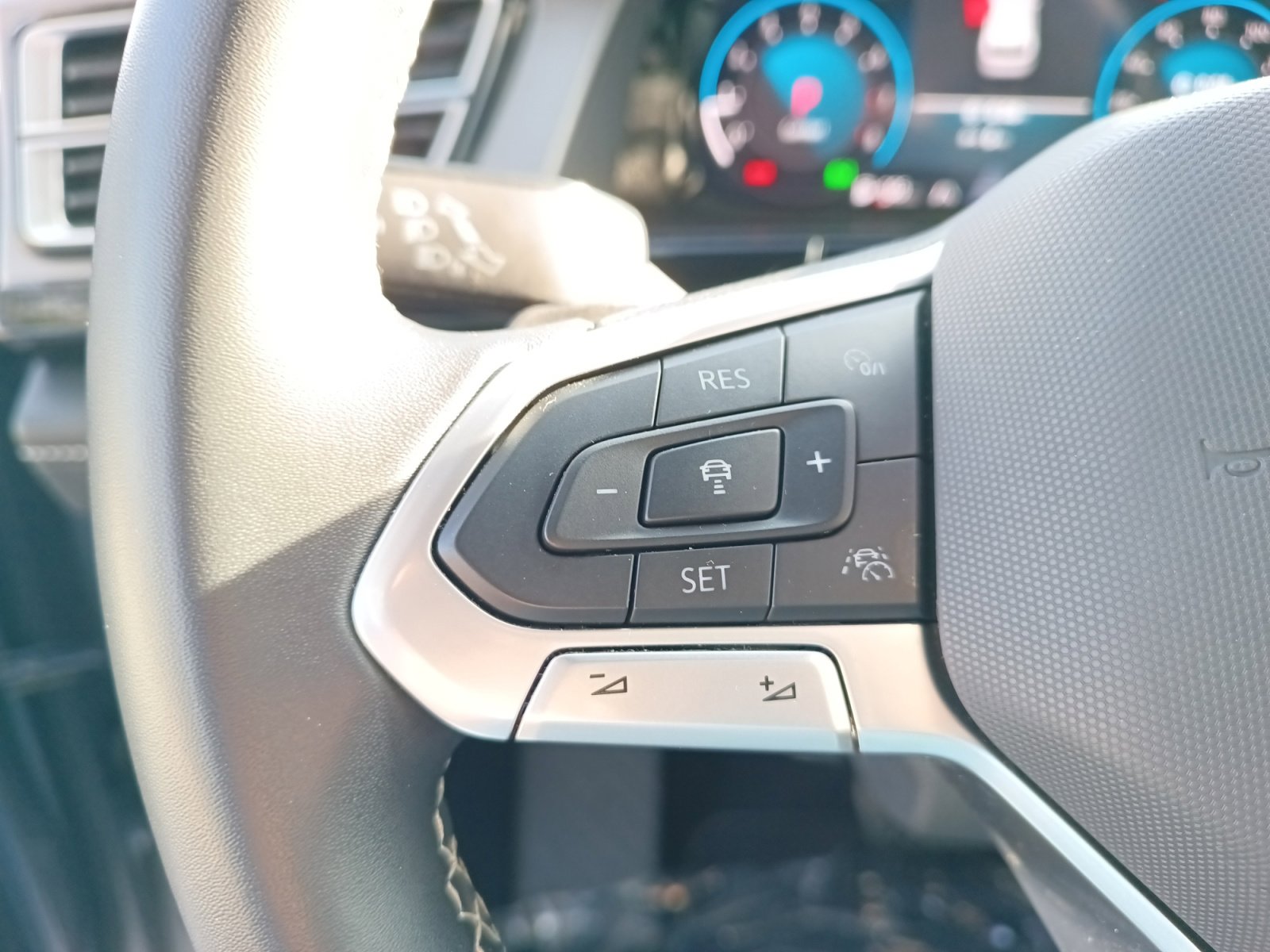 Used 2024 Volkswagen Atlas Cross Sport SE image 22