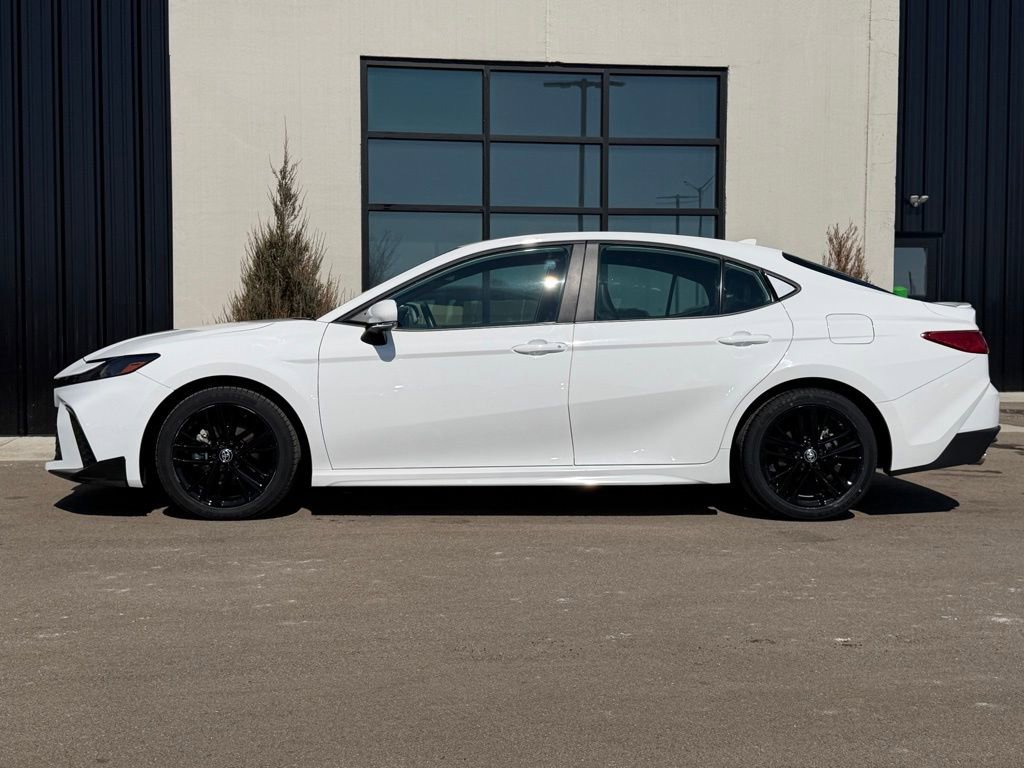 Used 2025 Toyota Camry SE image 2