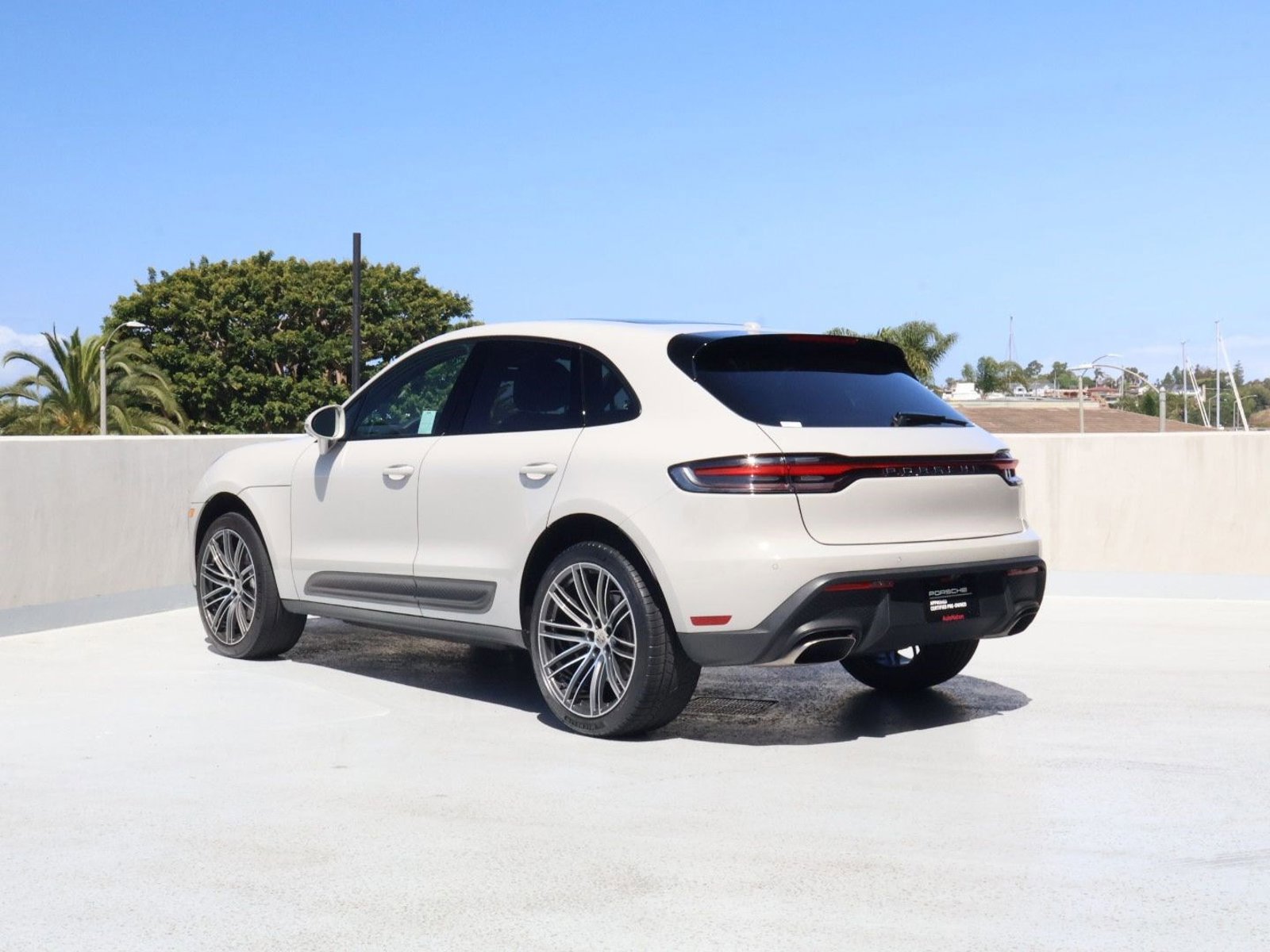 Certified 2023 Porsche Macan AWD/4WD image 3