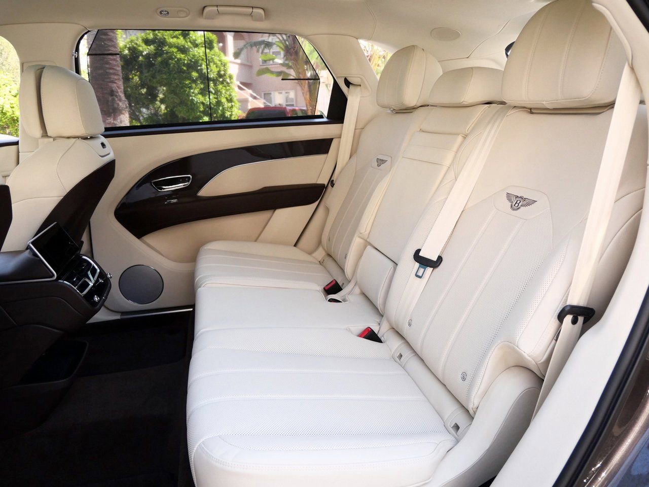 Used 2025 Bentley Bentayga Extended Wheelbase image 17