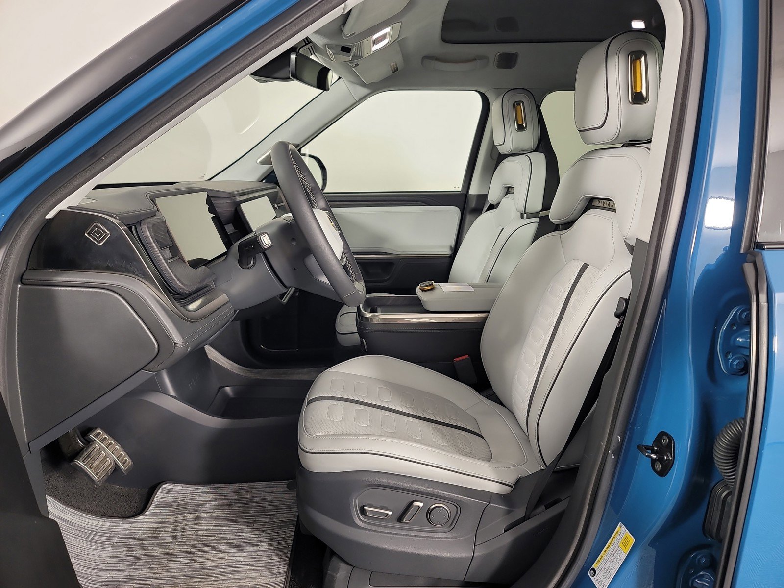 Used 2023 Rivian R1T Adventure image 21