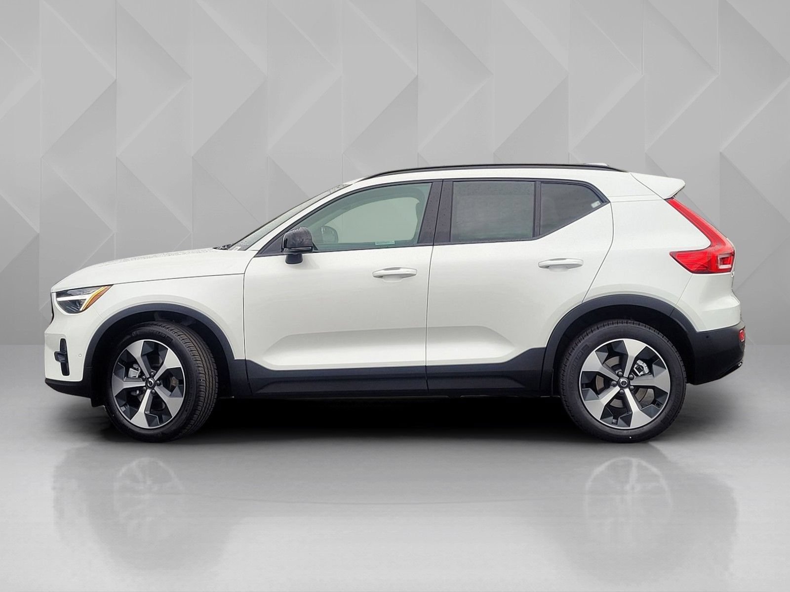New 2026 Volvo XC40 B5 Plus w/ Protection Package Premier AWD/4WD image 3
