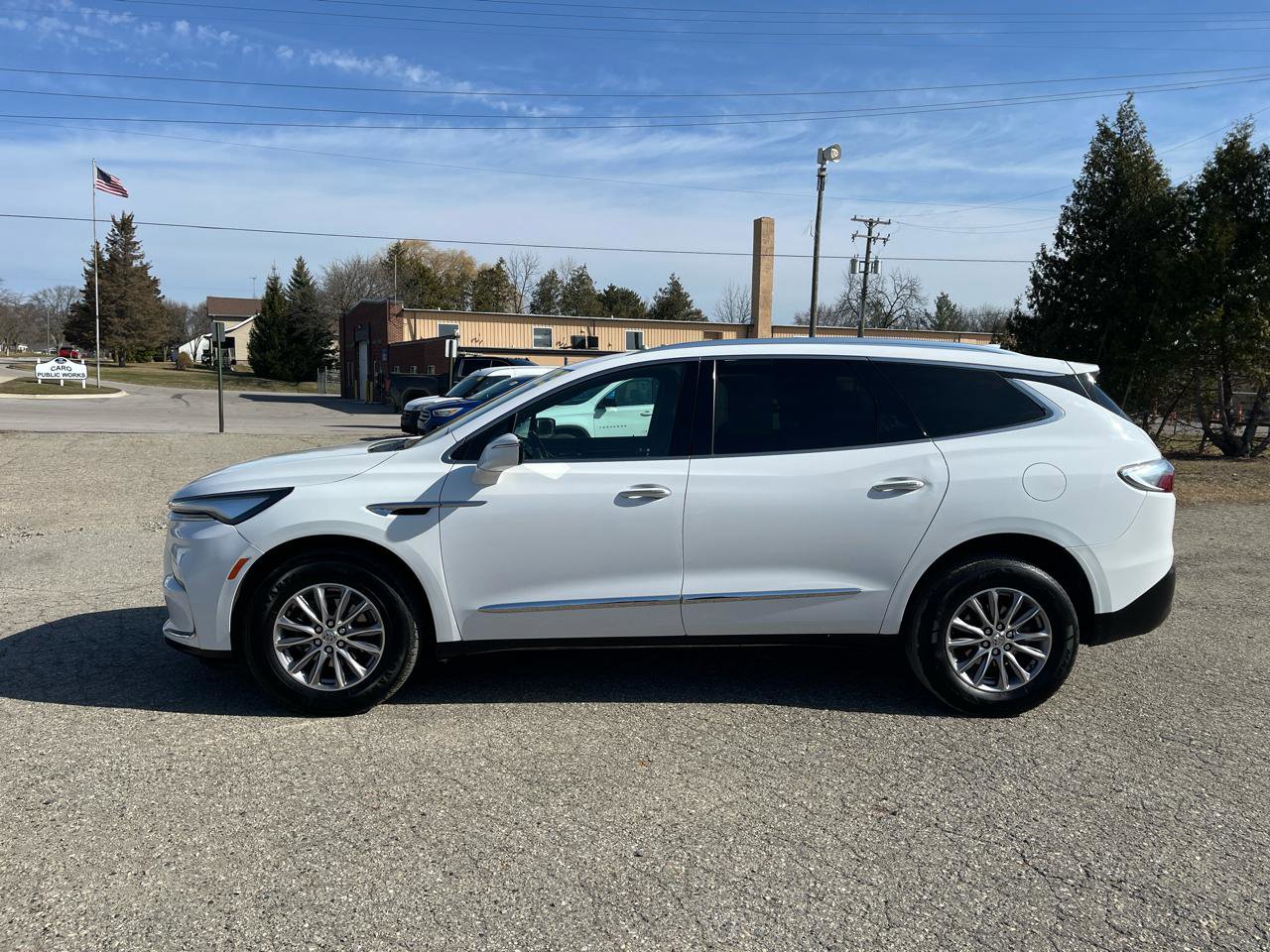 Used 2023 Buick Enclave Essence image 2