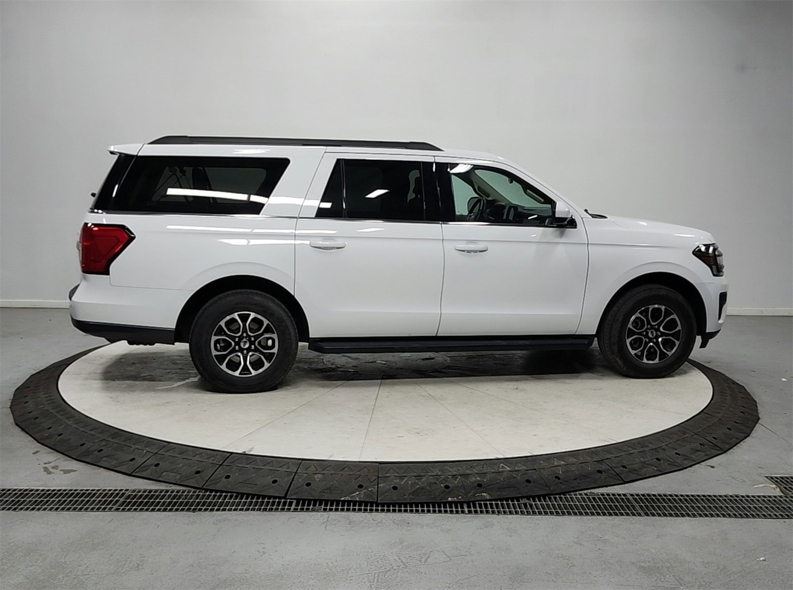 Used 2024 Ford Expedition Max XLT image 8