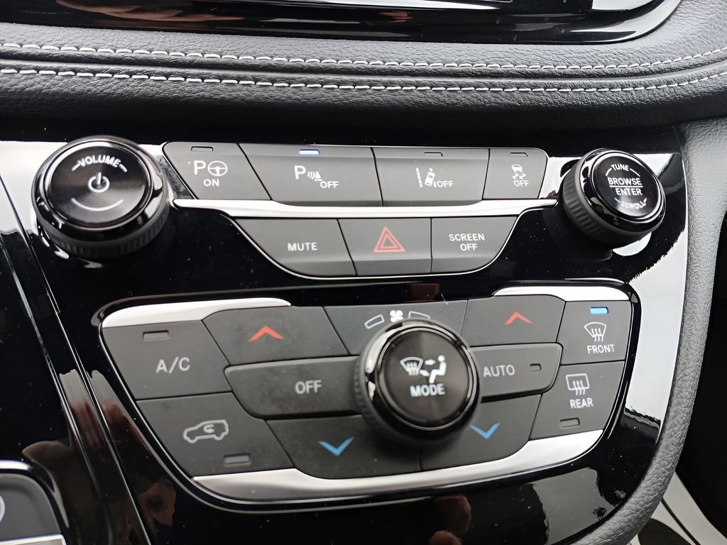 Used 2024 Chrysler Pacifica Premium image 17