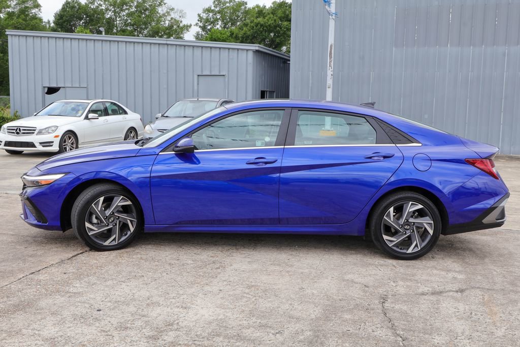 Used 2025 Hyundai Elantra Limited FWD image 25