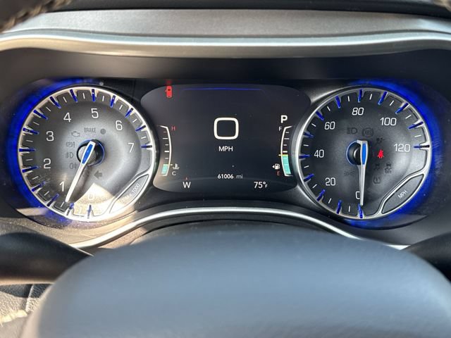 Used 2023 Chrysler Pacifica Touring-L FWD image 12