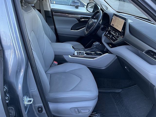 Used 2023 Toyota Highlander Limited image 23