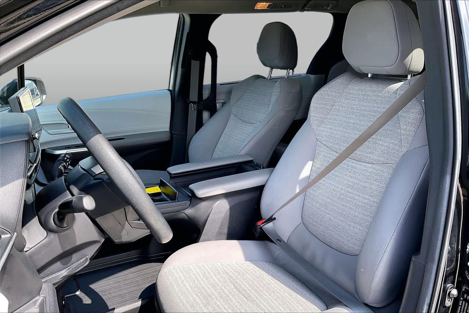 Used 2025 Toyota Sienna LE FWD image 8