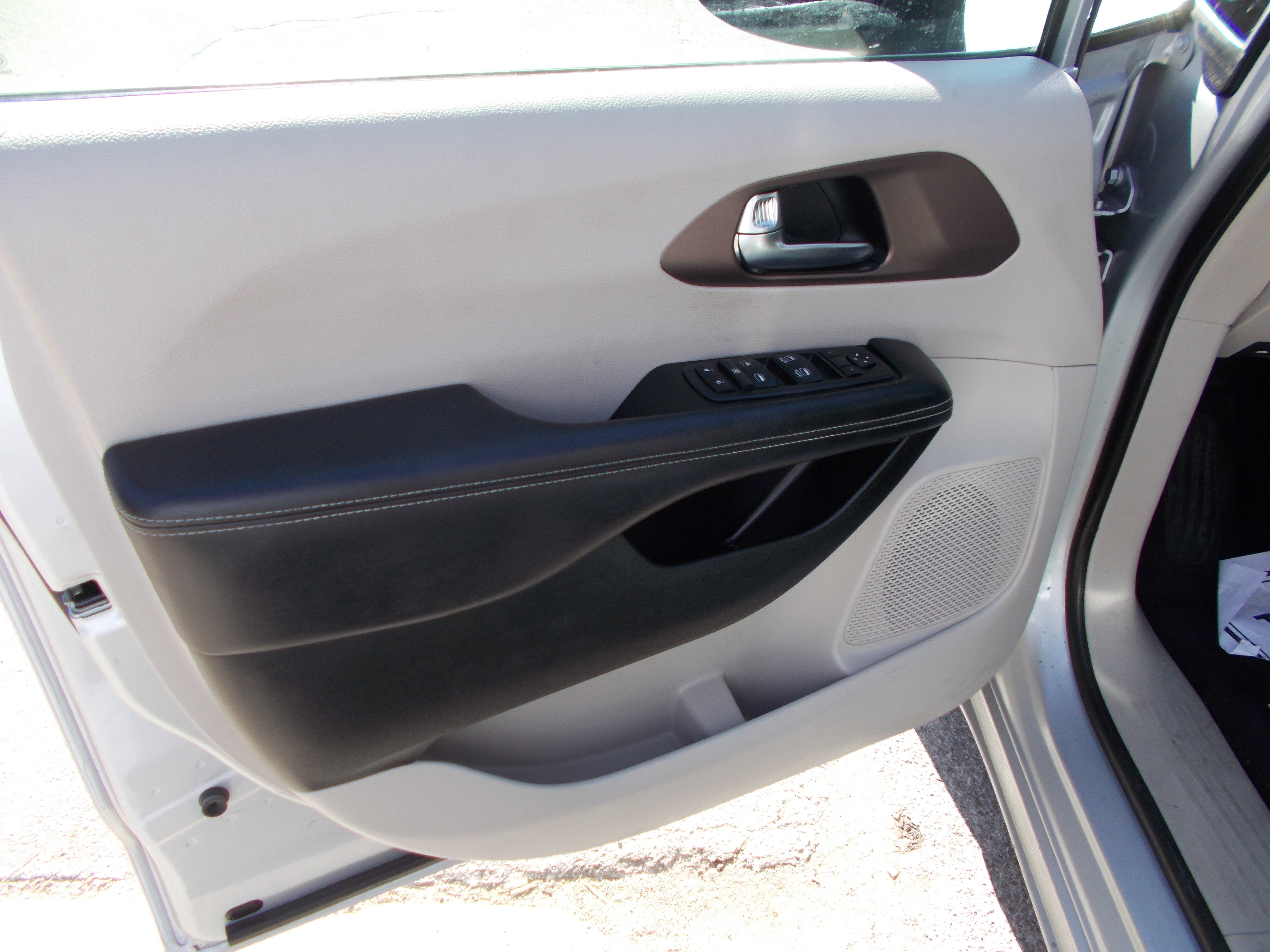 Used 2023 Chrysler Voyager LX image 18