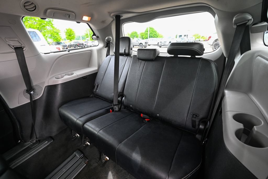 Used 2017 Toyota Sienna SE FWD image 21