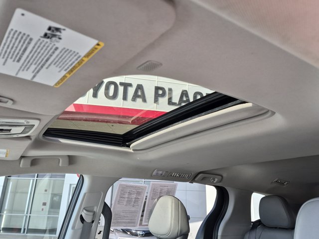 Used 2023 Toyota Sienna XLE FWD image 20