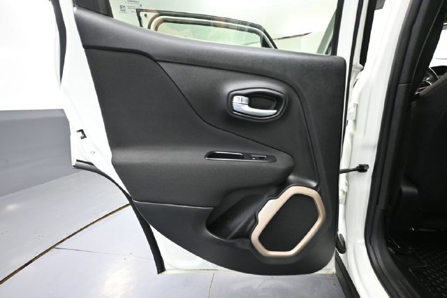 Used 2017 Jeep Renegade Latitude w/ Cold Weather Group AWD/4WD image 27