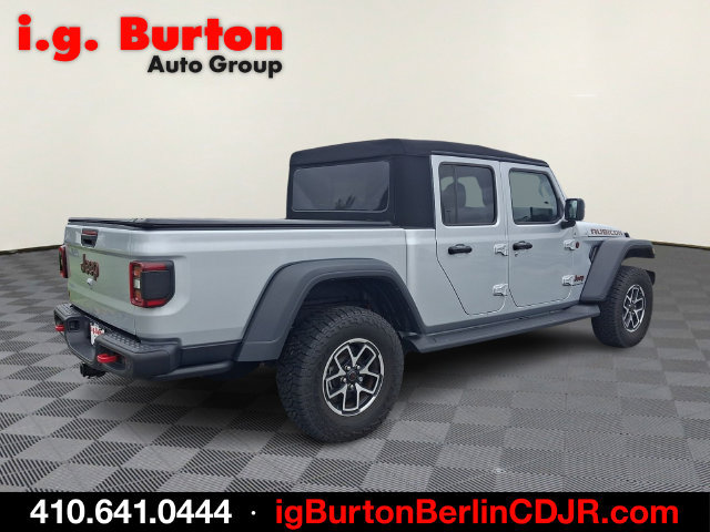 Used 2024 Jeep Gladiator Rubicon w/ Technology Group AWD/4WD image 6