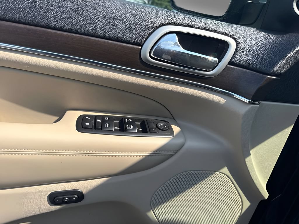 Used 2018 Jeep Grand Cherokee Limited AWD/4WD image 17
