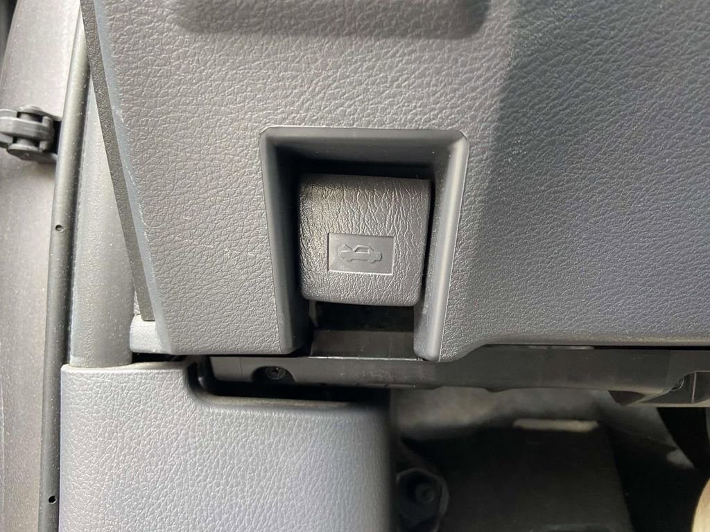 Used 2022 Toyota Sienna Limited image 29