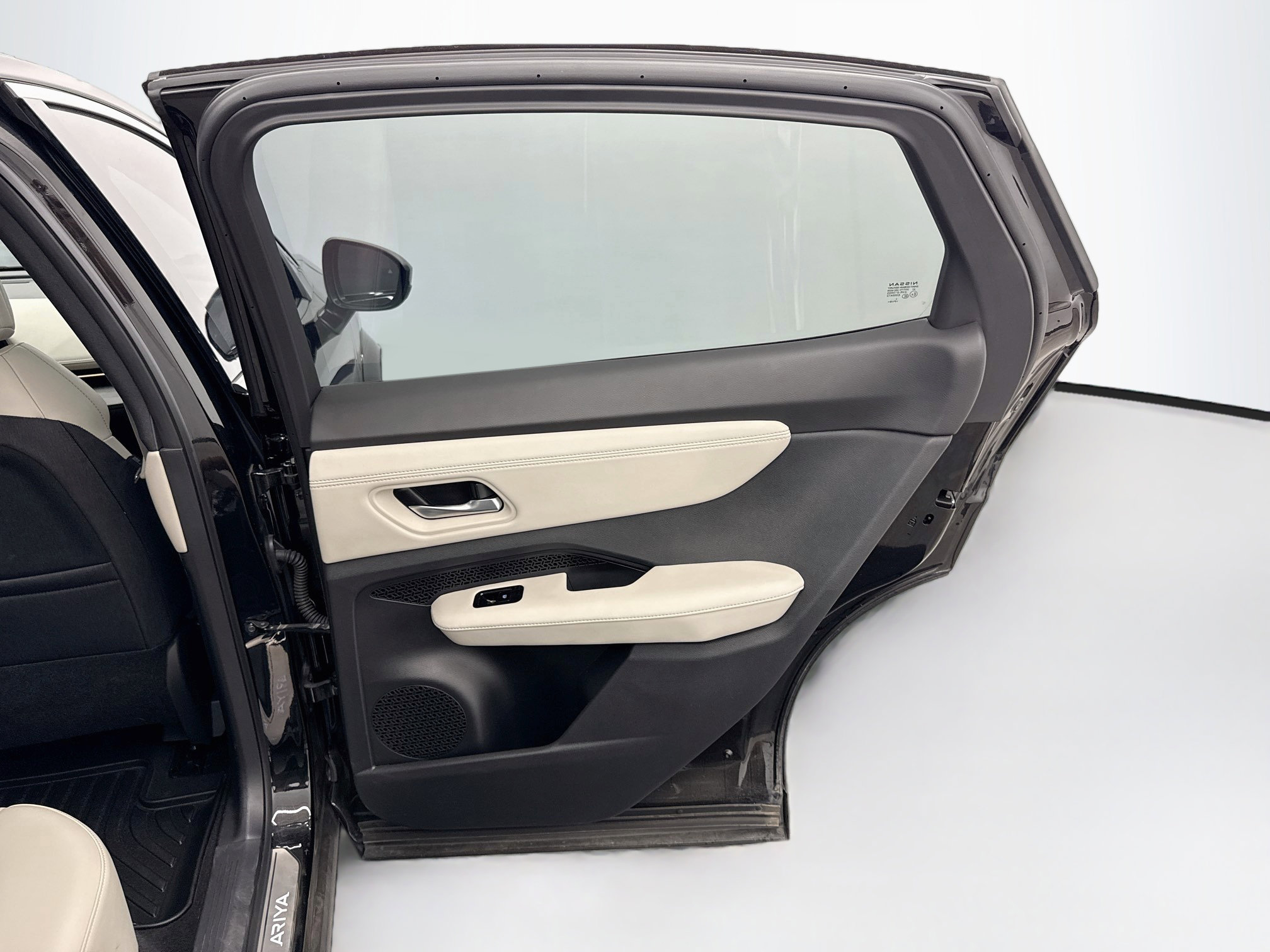Used 2023 Nissan Ariya FWD image 32