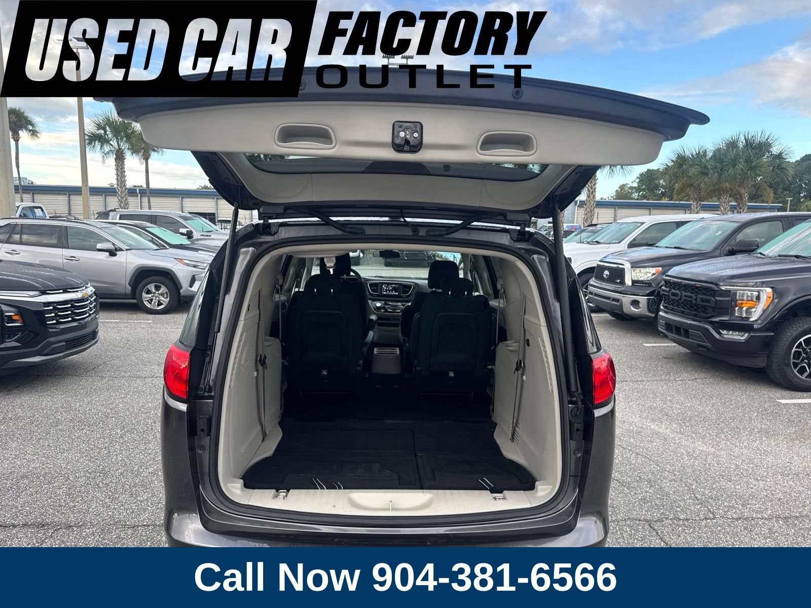 Used 2022 Chrysler Voyager LX FWD image 8