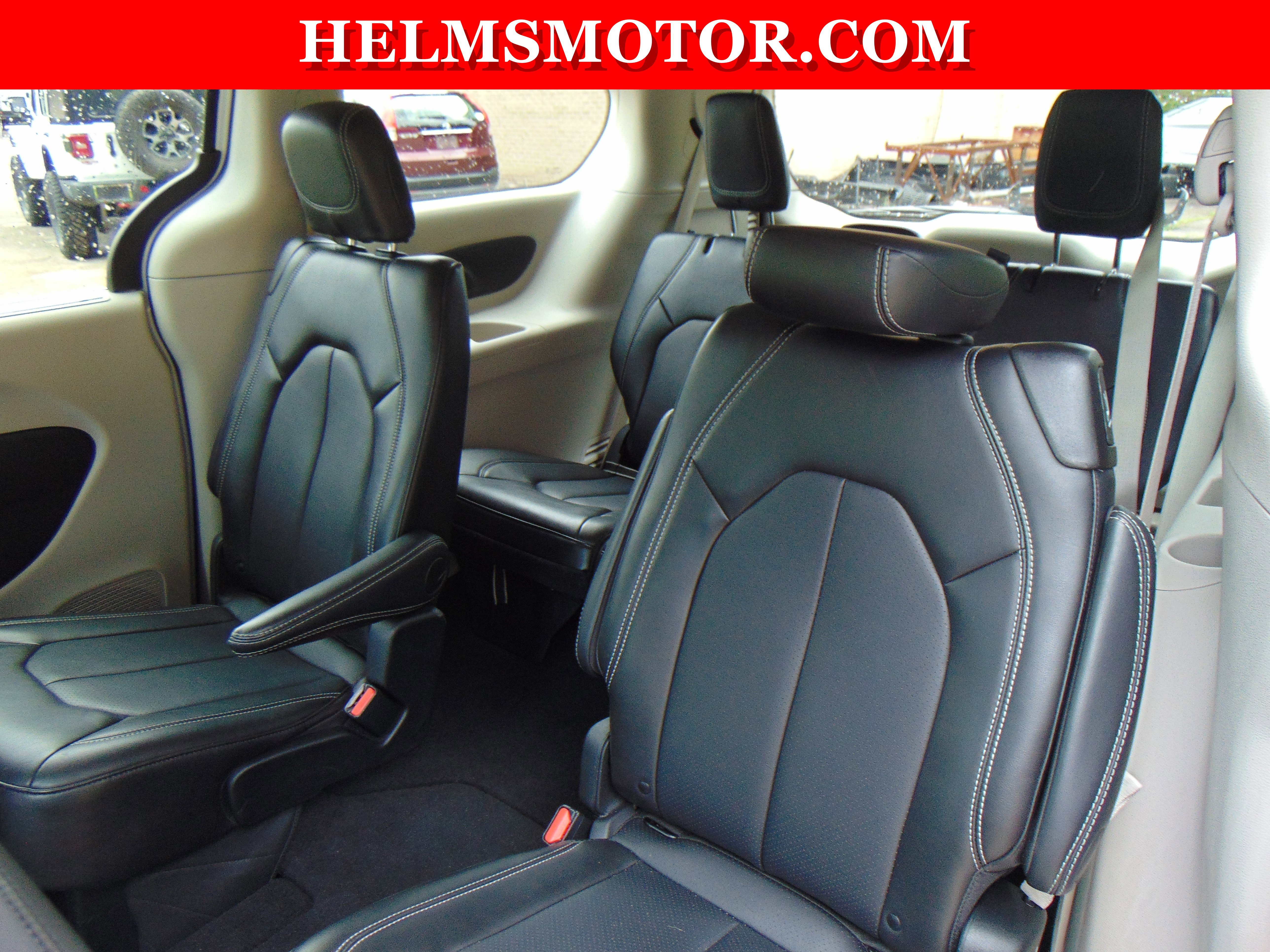 Used 2024 Chrysler Pacifica Touring-L image 35