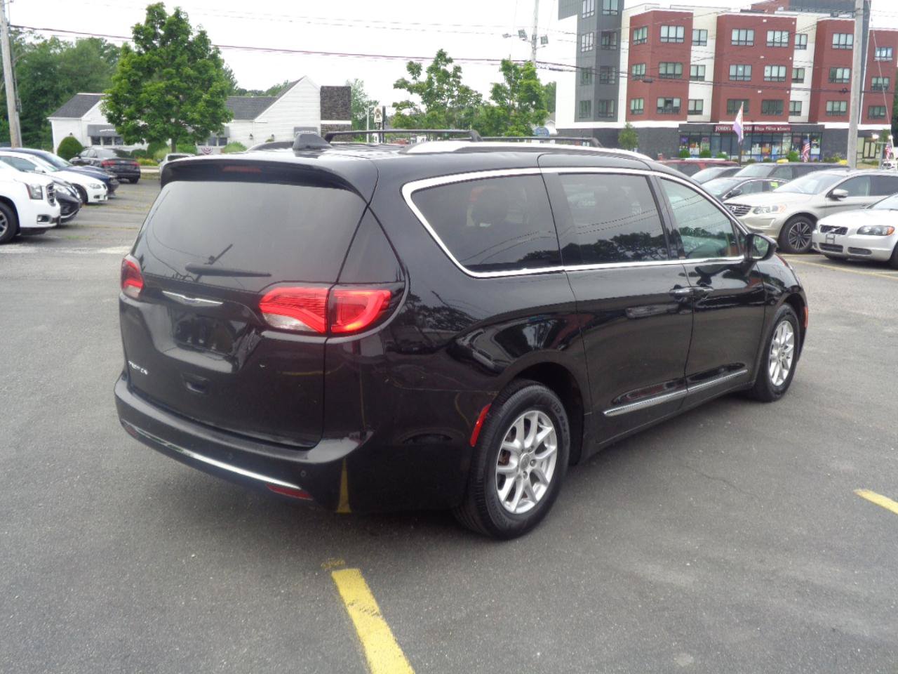 Used 2020 Chrysler Pacifica Touring-L FWD image 12