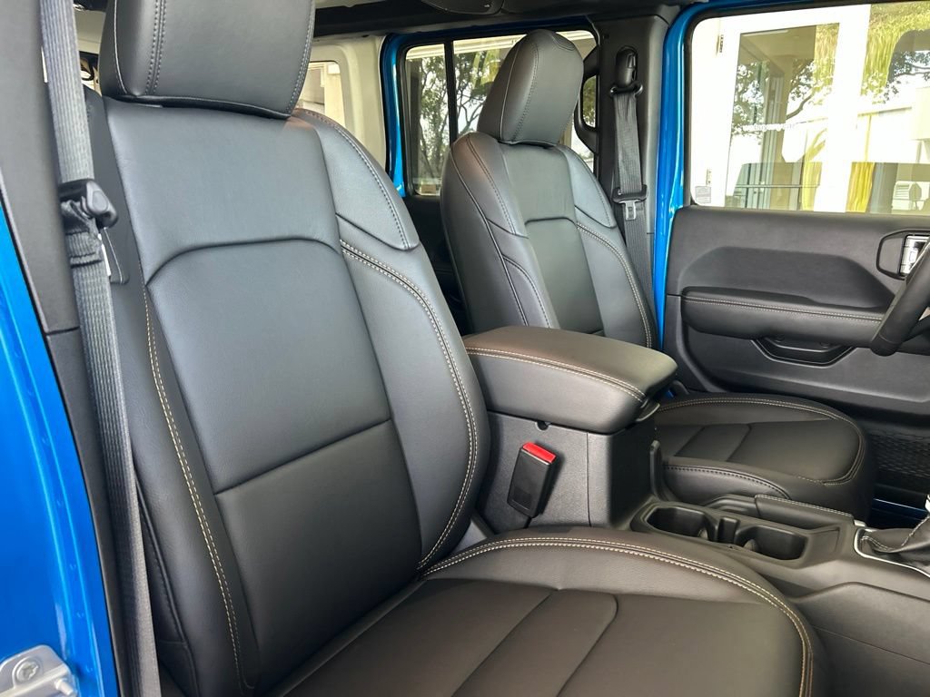 Used 2025 Jeep Wrangler Unlimited Sahara AWD/4WD image 24