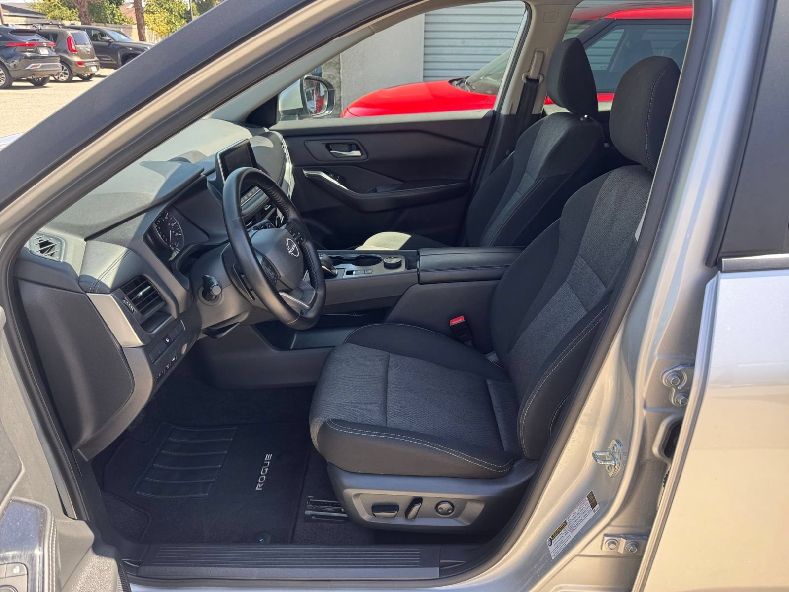 Used 2025 Nissan Rogue SV AWD/4WD image 28