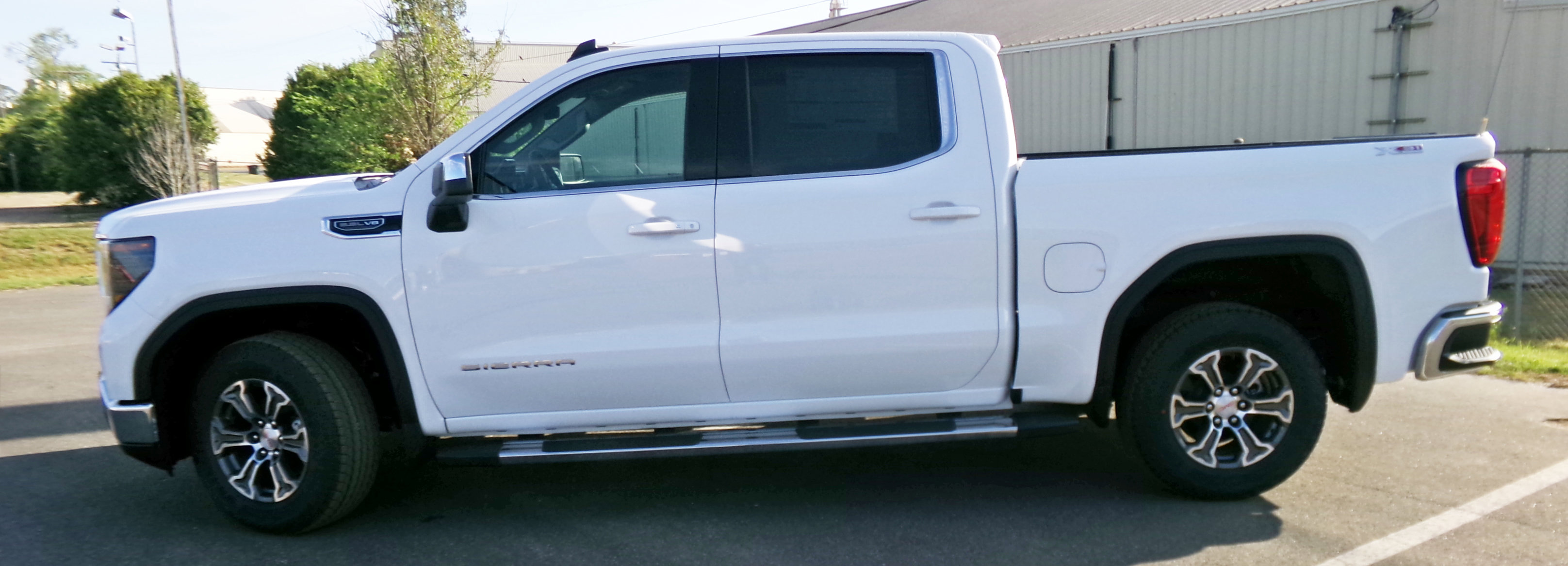 New 2026 GMC Sierra 1500 SLE image 2