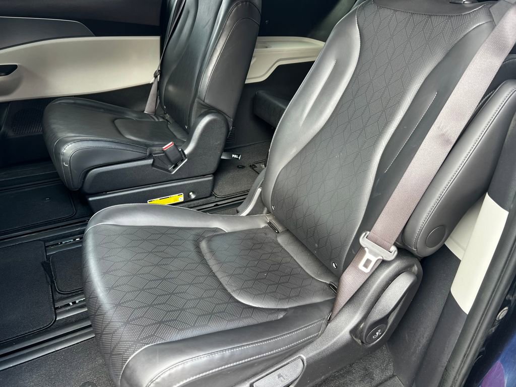 Used 2024 Kia Carnival LX image 12