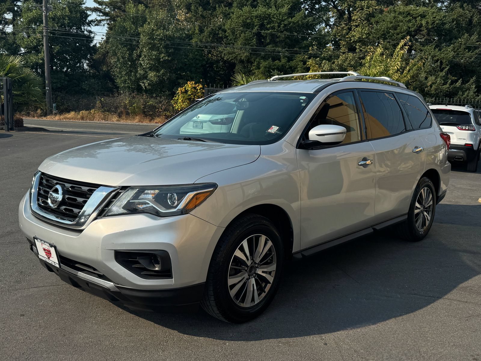 Used 2017 Nissan Pathfinder SV FWD image 3