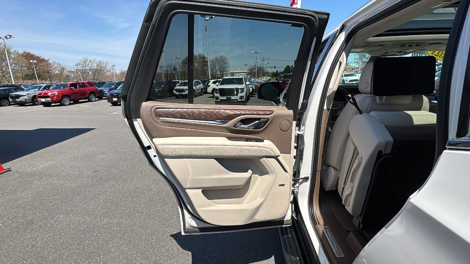 Used 2021 GMC Yukon Denali w/ Denali Ultimate Package AWD/4WD image 31