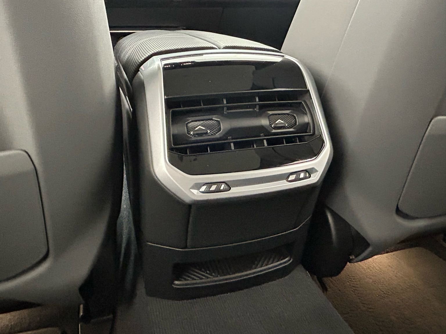 Used 2023 BMW 760i xDrive AWD/4WD image 33