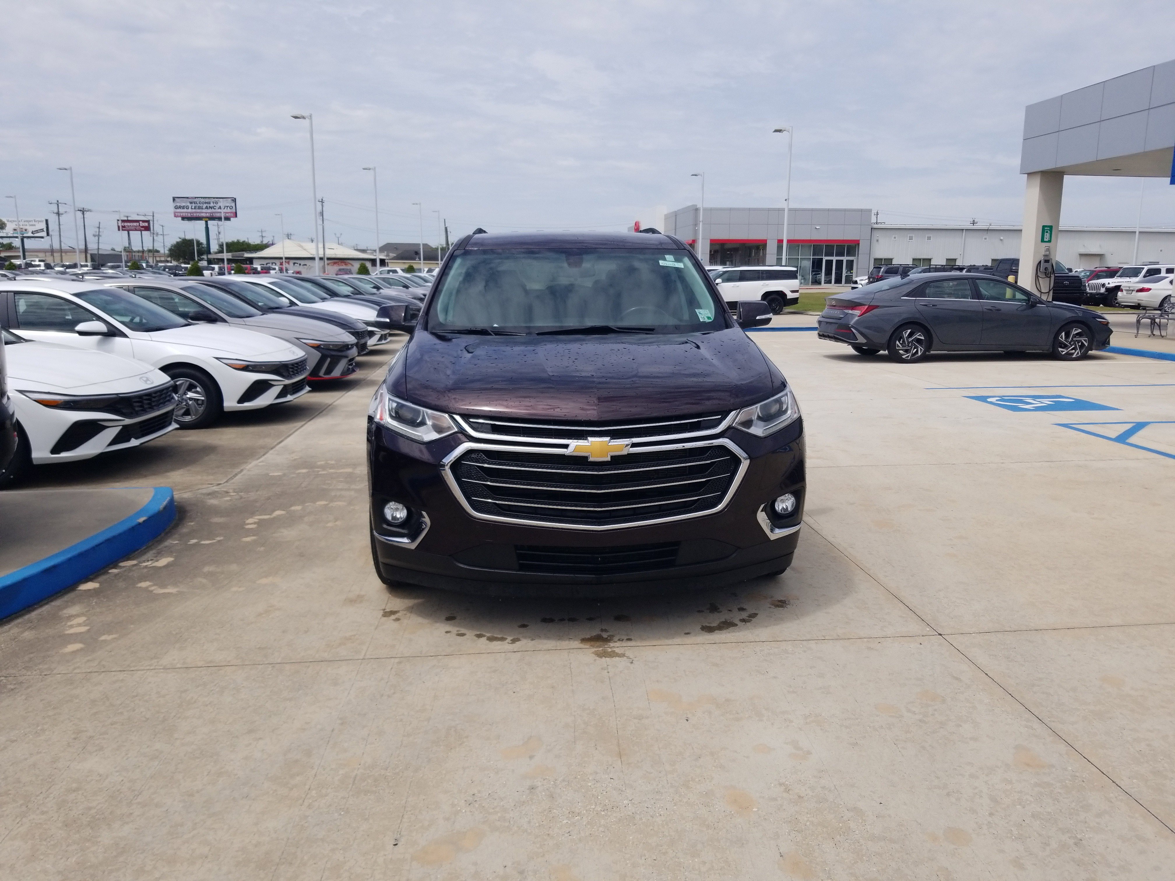 Used 2021 Chevrolet Traverse LT image 2