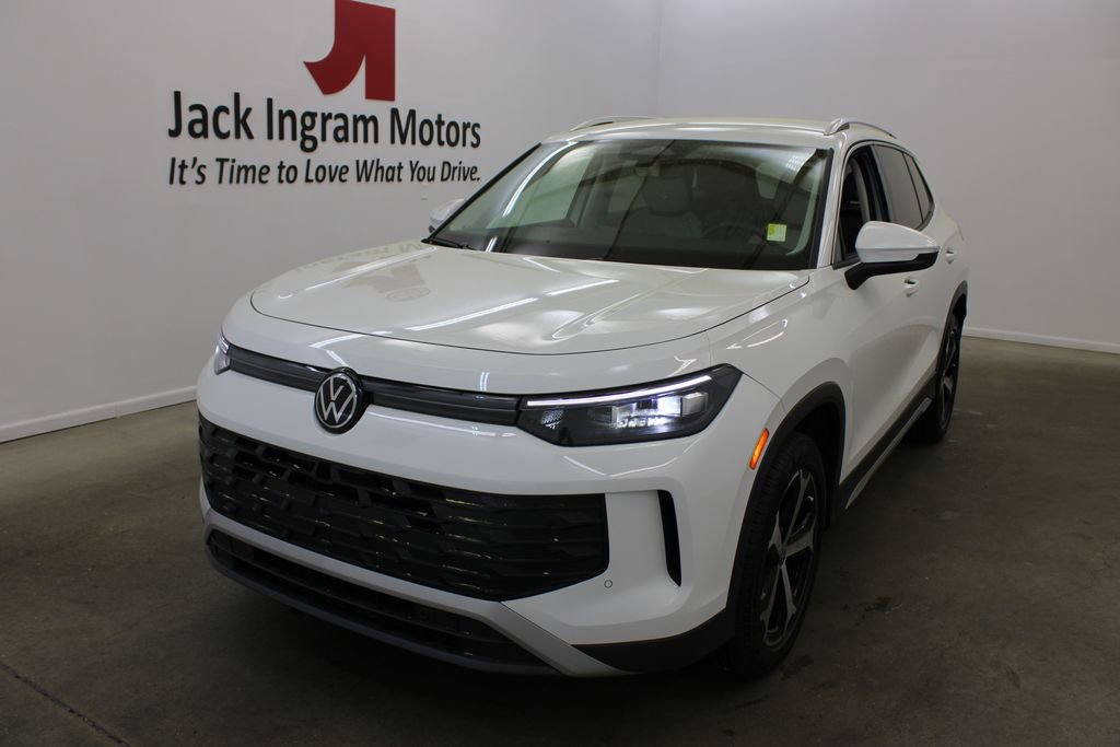 Certified 2025 Volkswagen Tiguan SE image 2
