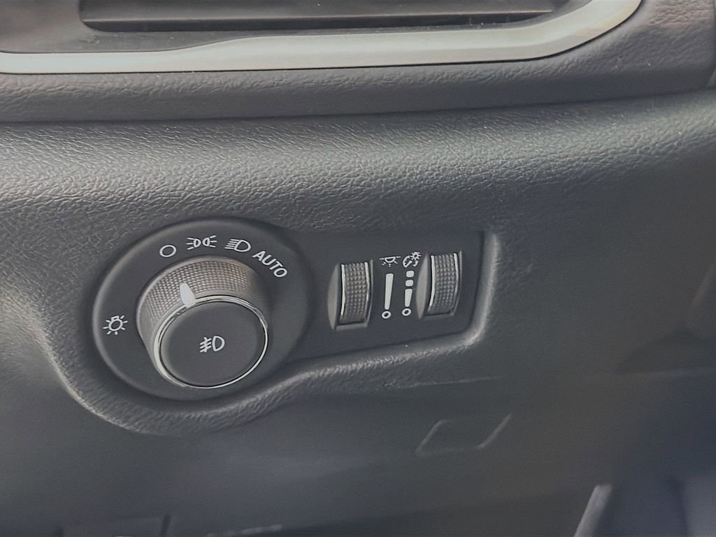 Used 2025 Chrysler Pacifica Select image 12