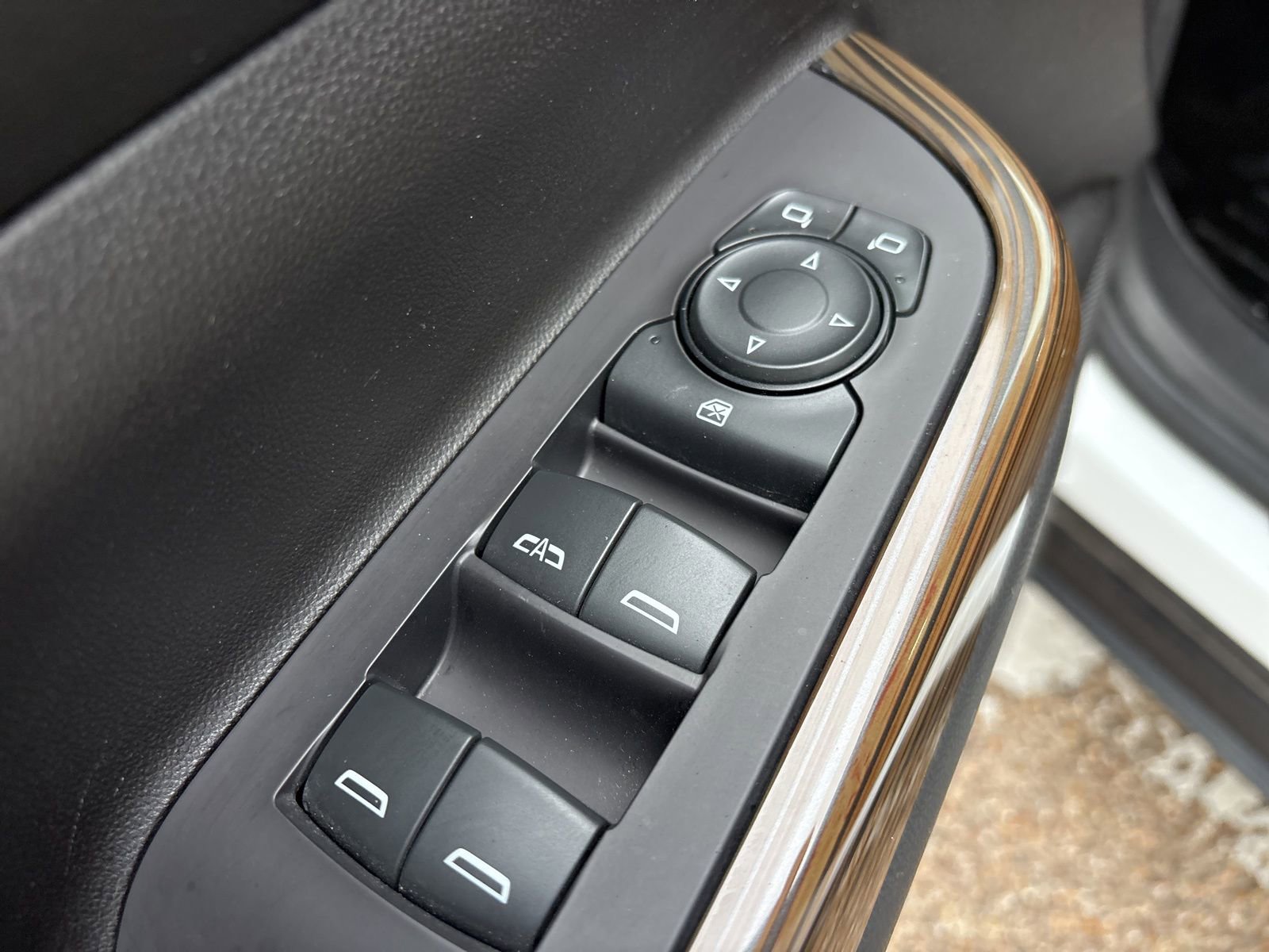 Used 2022 GMC Acadia SLE w/ Driver Convenience Package FWD image 11