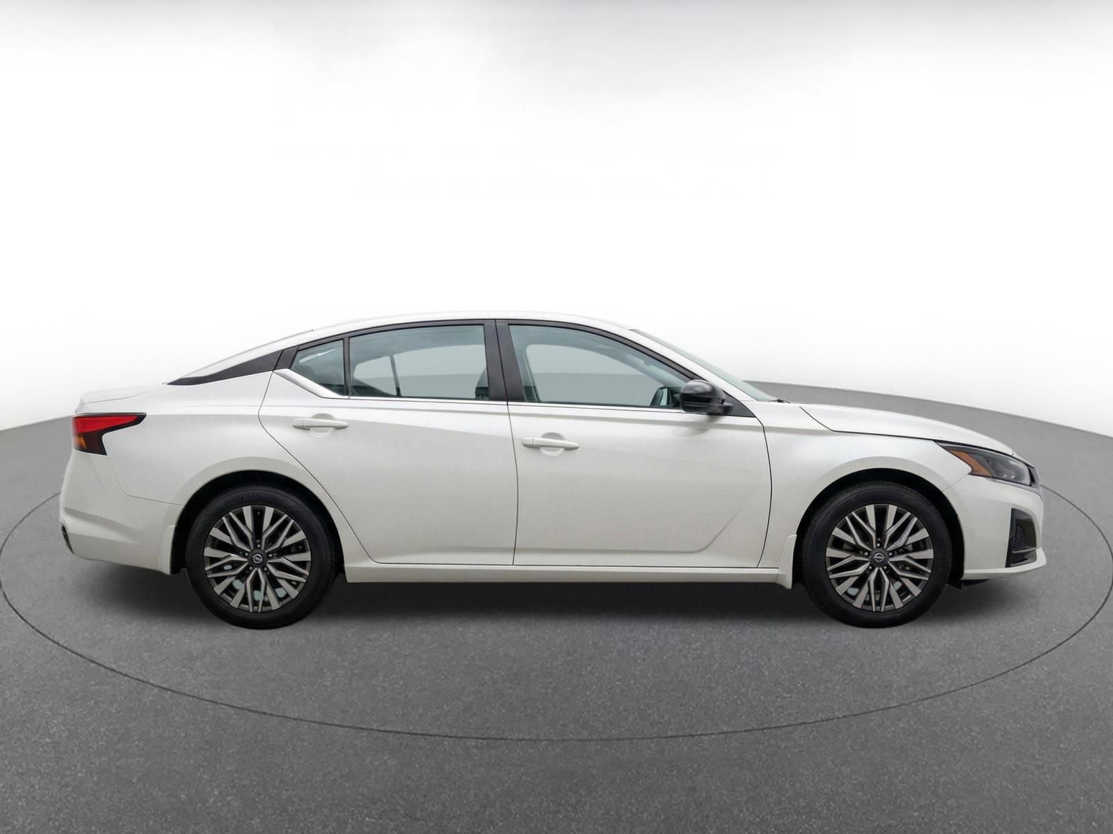 Used 2025 Nissan Altima 2.5 SV FWD image 14