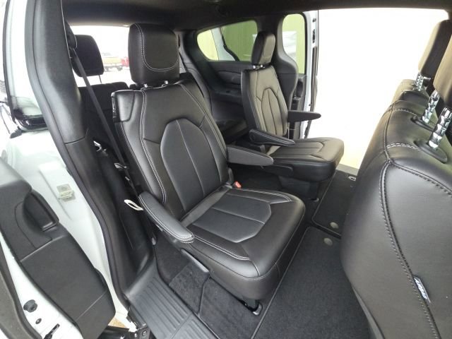New 2026 Chrysler Pacifica Select image 11