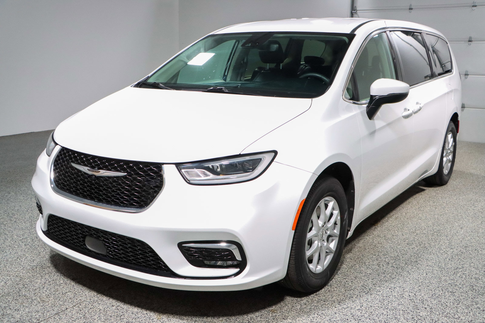 Used 2023 Chrysler Pacifica Touring-L image 32