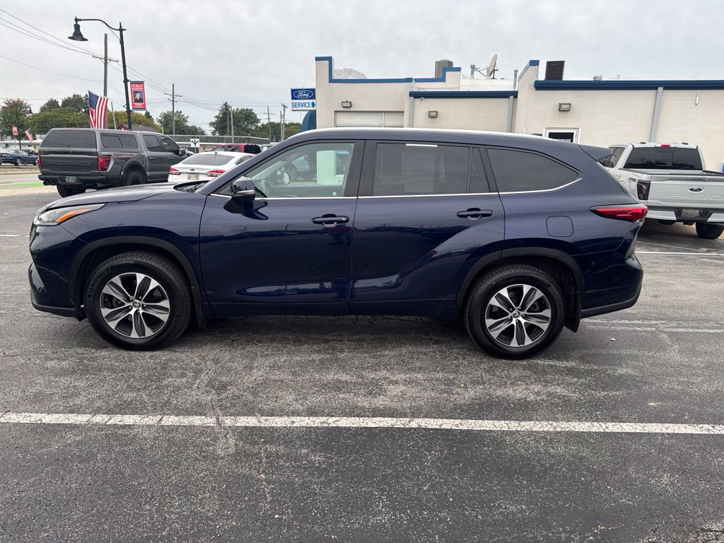 Used 2021 Toyota Highlander XLE AWD/4WD image 7