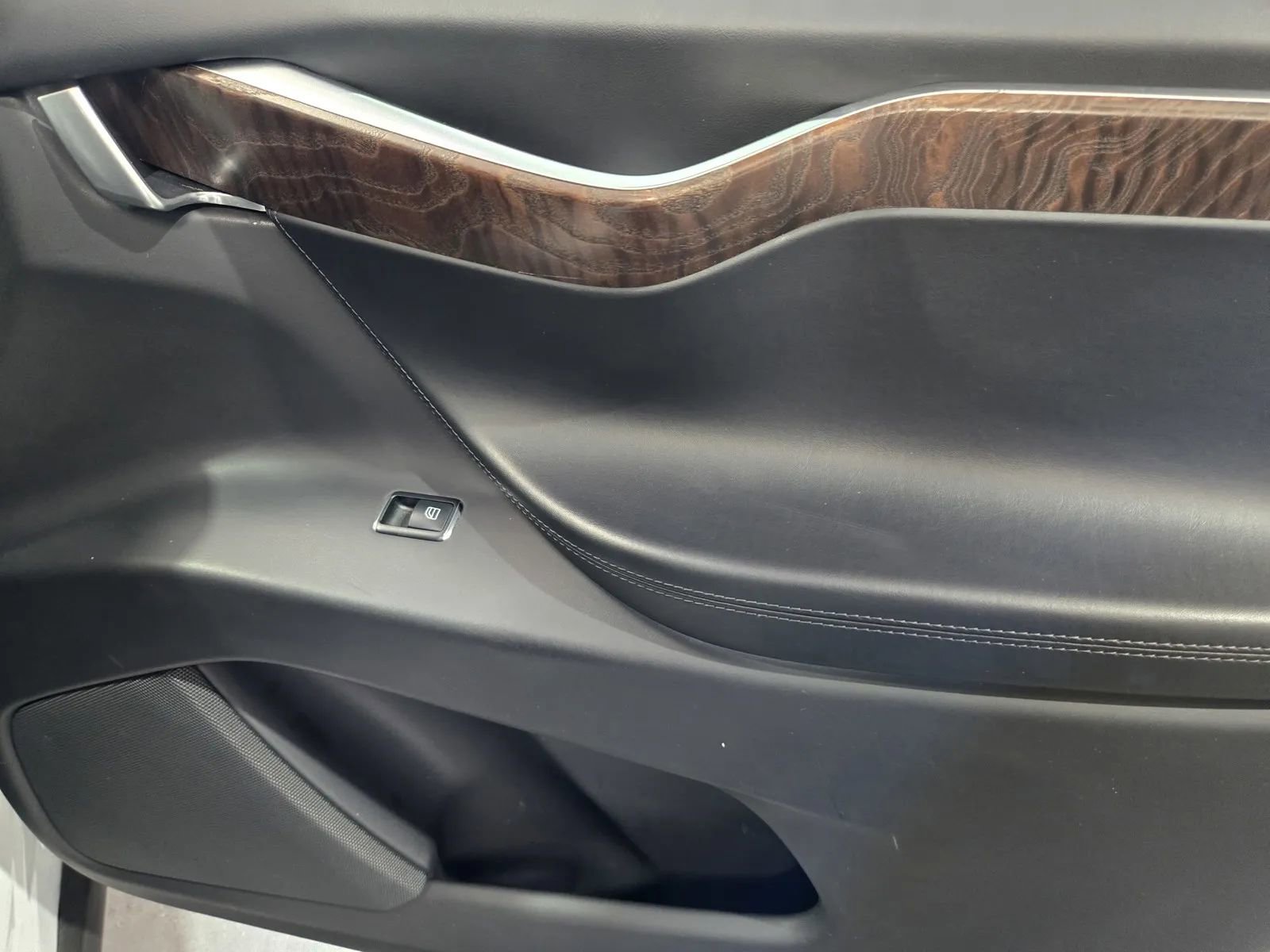 Used 2018 Tesla Model X image 6