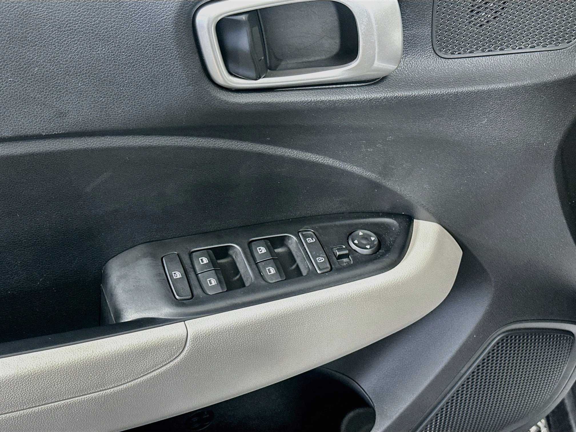 Used 2025 Hyundai Venue SEL FWD image 15