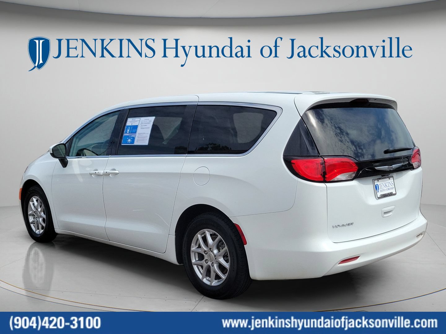 Used 2023 Chrysler Voyager LX FWD image 8